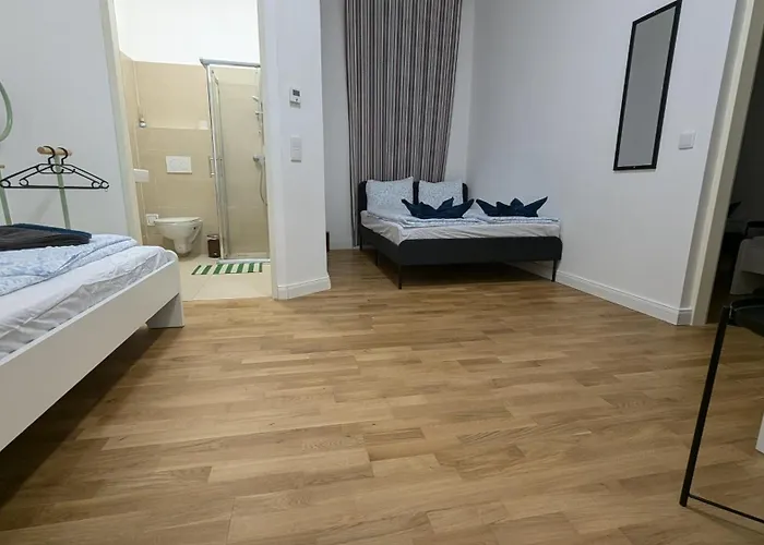 Spacious In A Lively Area Apartman